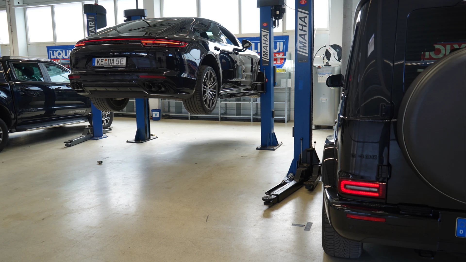 Hebebühne in einer Werkstatt